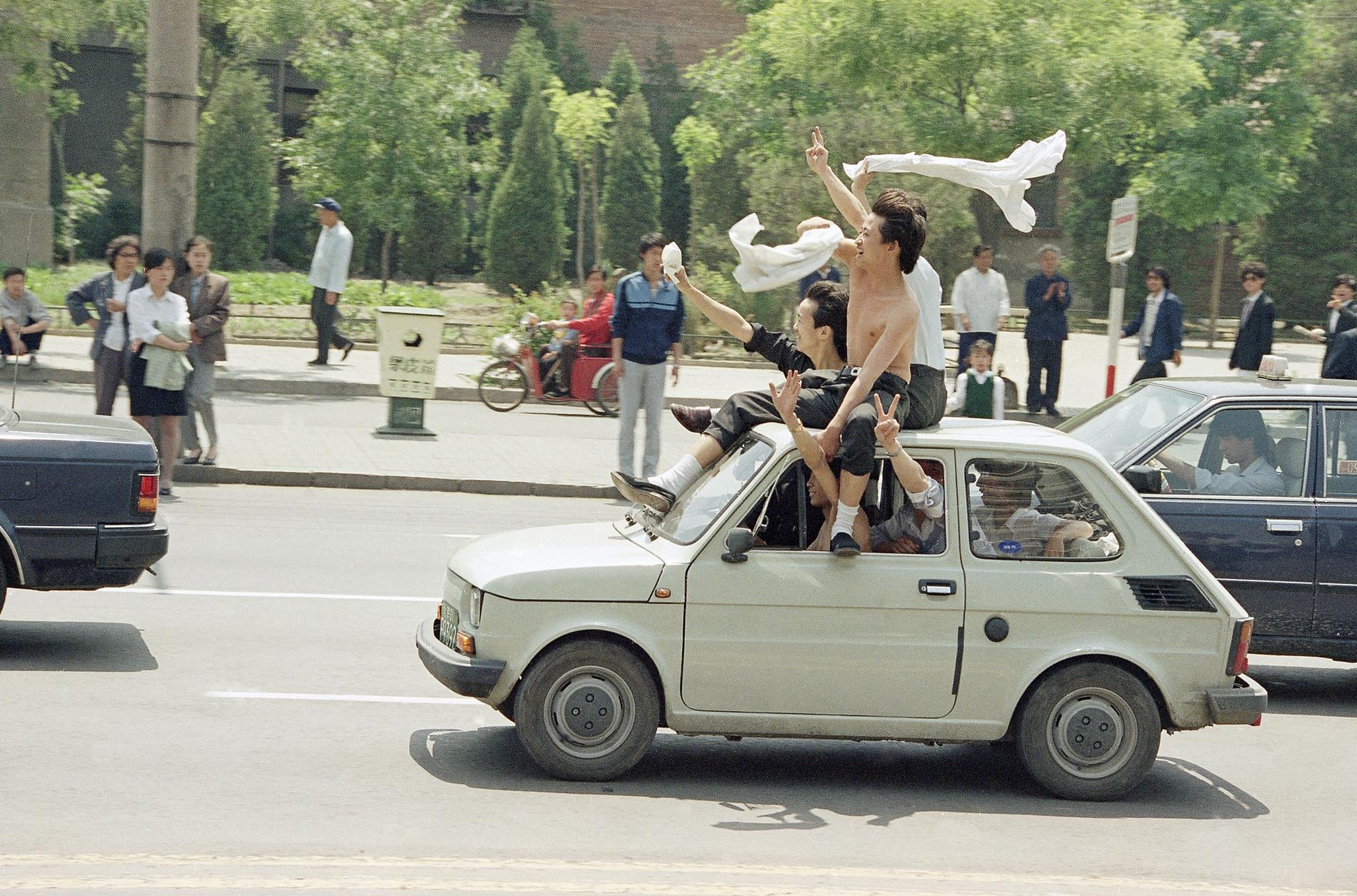 Ungdomar i Peking på väg till Himmelska fridens torg för att delta i protesterna den 17 maj 1989. Arkivbild.