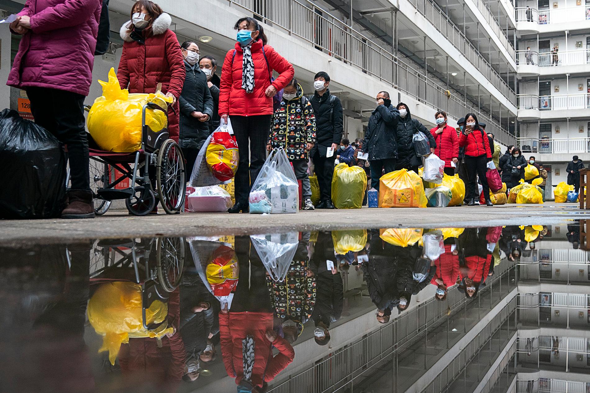 I fotot, från statliga nyhetsbyrån Nya Kina, förbereder sig människor som tillfrisknat efter att ha smittats av coronaviruset för att lämna sjukhusområdet i Wuhan efter att ha suttit i karantän i två veckor.
