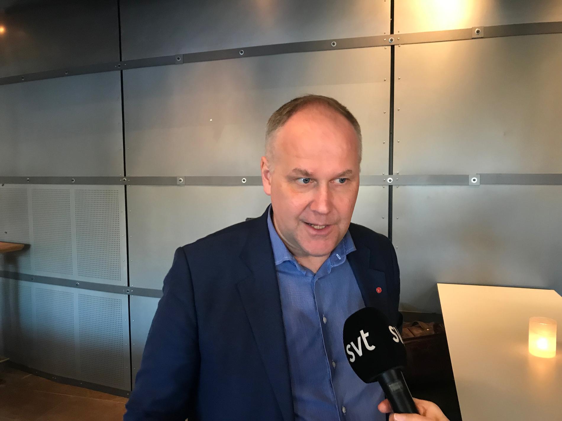 Partiledare Jonas Sjöstedt (V) vill inte att partiet driver utträdeskravet i valrörelsen.