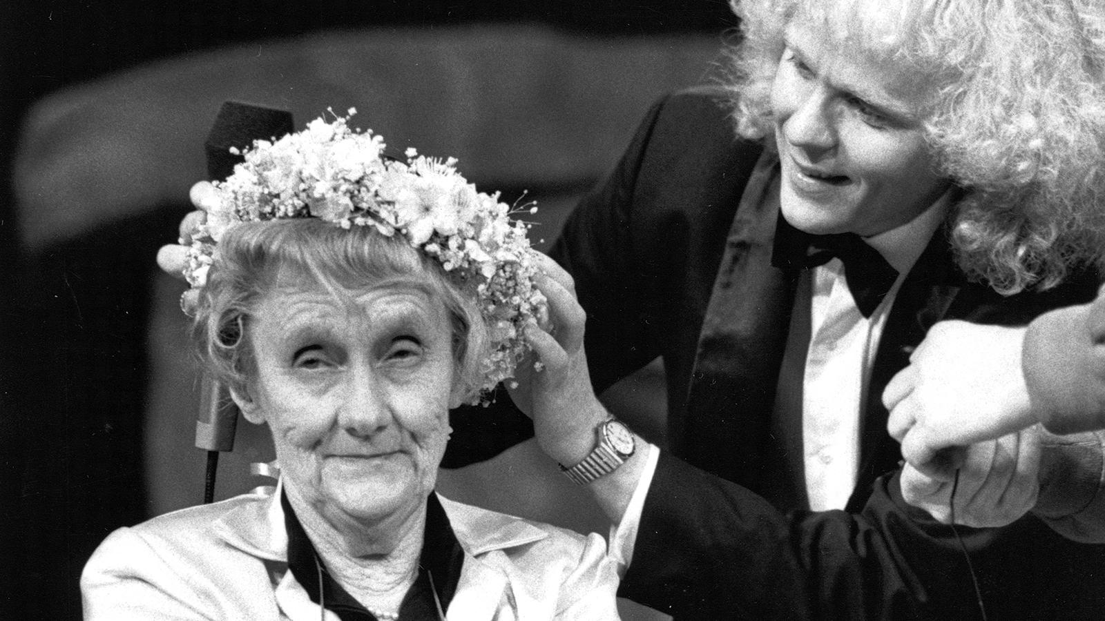 Astrid Lindgren fyller 80 år 1987 och uppvktas av Staffan Götestam. 