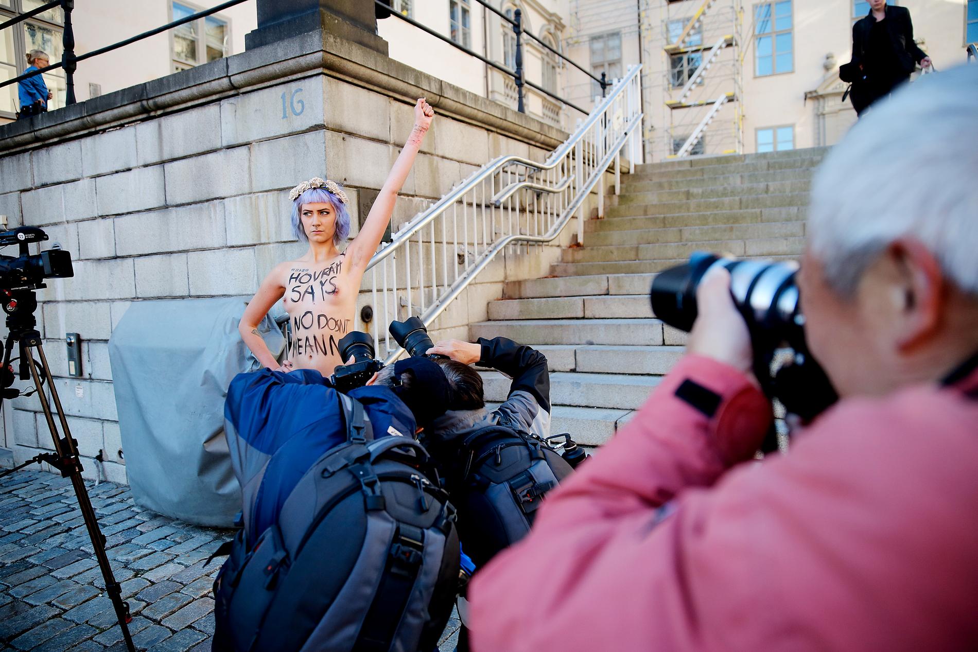 Den uttalat feministiska protestgruppen Femen har gjort sig kända för toplessdemonstrationer och intervjuas i Belinda Olssons nya programserie.