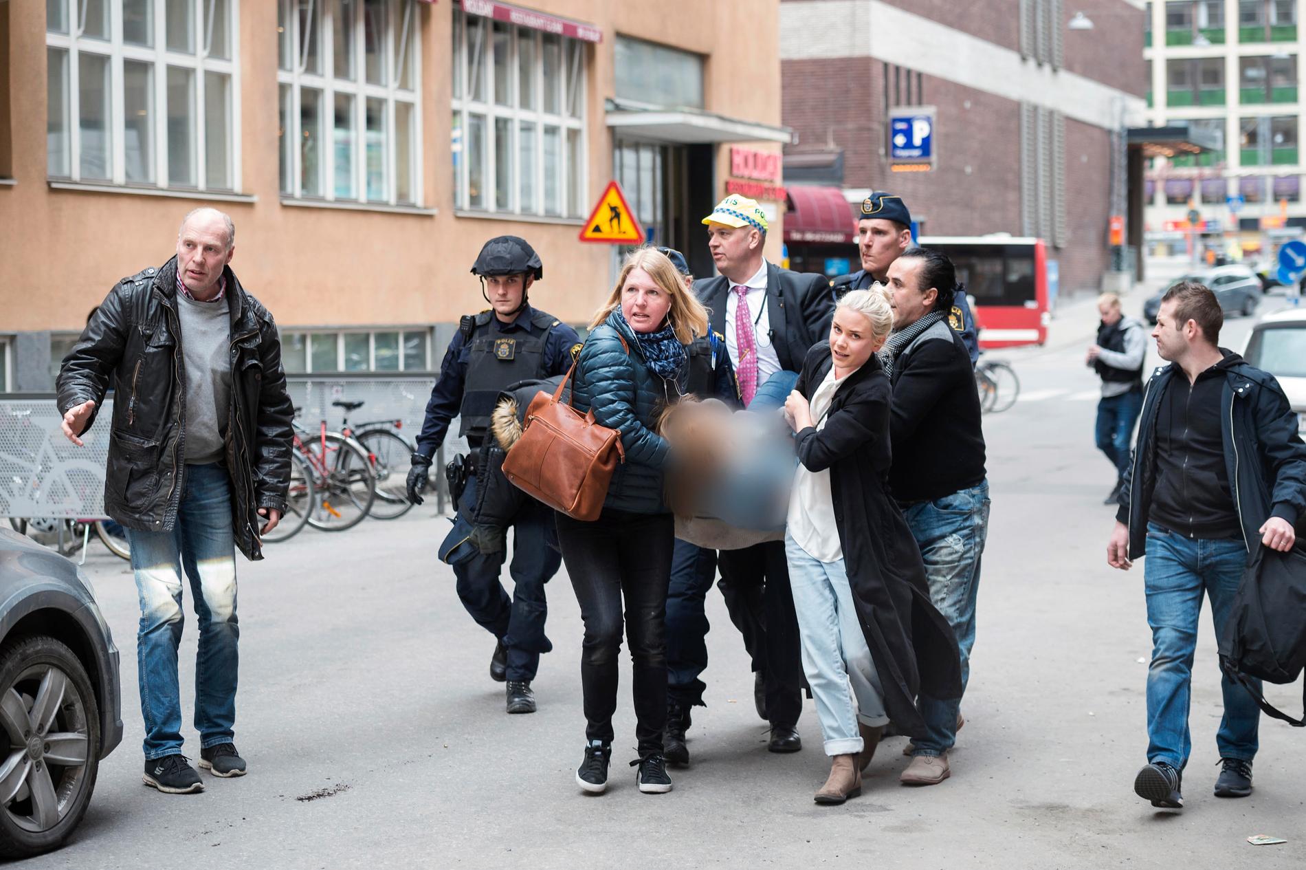 Bilden där Kristina syns hjälpa till efter lastbilsdådet i Stockholm har fått enorm spridning.