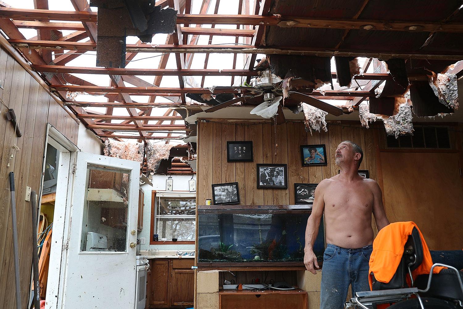 Aaron Tobias hus demolerades i stormen och regnet fortsätter att falla i Rockport, Texas. 