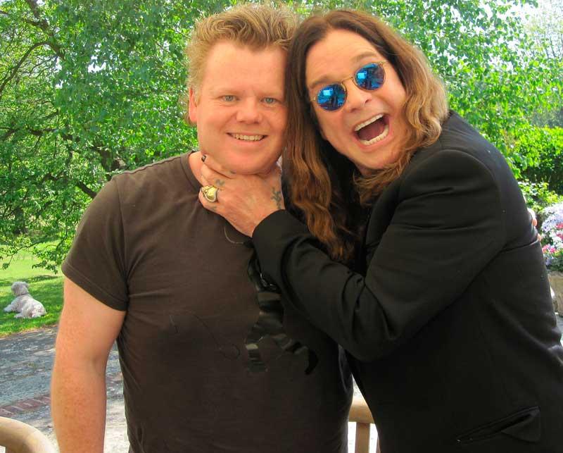 Hårdrock!s redaktör Joacim Persson fick som enda svenska journalist en intervju med Ozzy Osbourne hemma i sångarens trädgård.