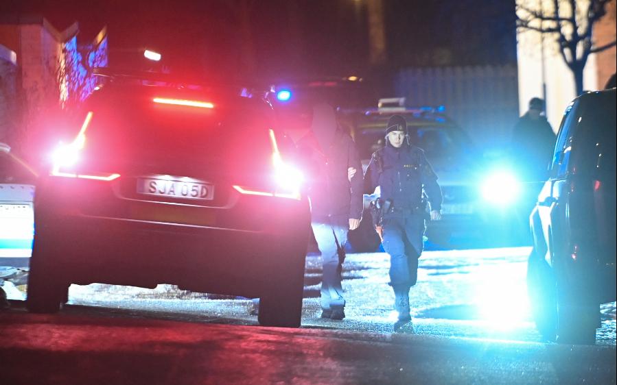 En person i Sätra blev medtagen av polisen på plats. Polisen har kontrollerat ett flertal personer både i Rissne och i Sätra.