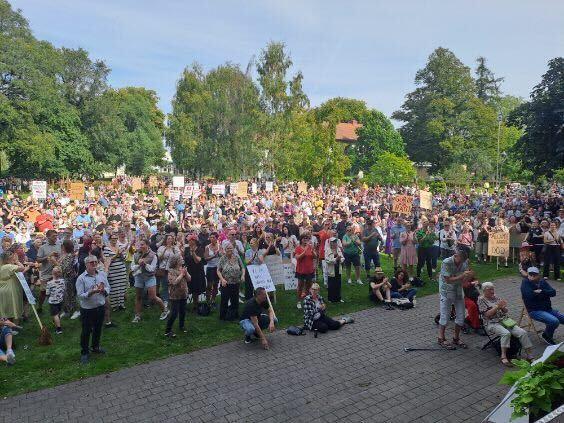 Tusentals människor har samlats i Lidköping för att protestera.
