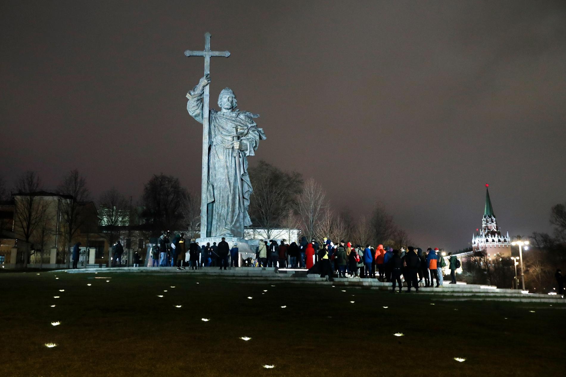 Tiotals människor samlas för att protestera framför en staty av prins Vladimir I, invid Kreml i Moskva.
