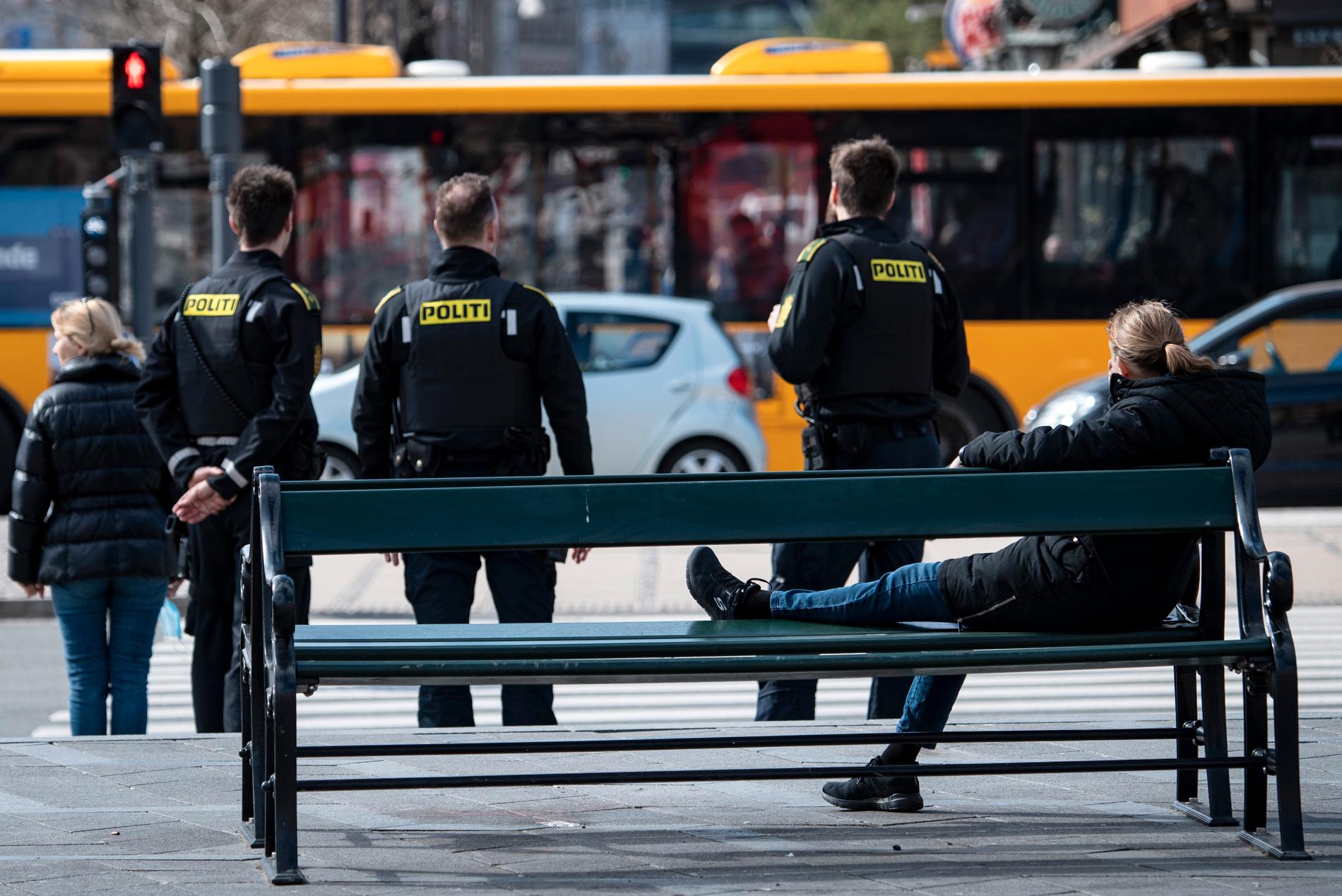 Tre poliser håller koll på trafiken vid Rådhusplatsen i centrala Köpenhamn. Arkivbild.