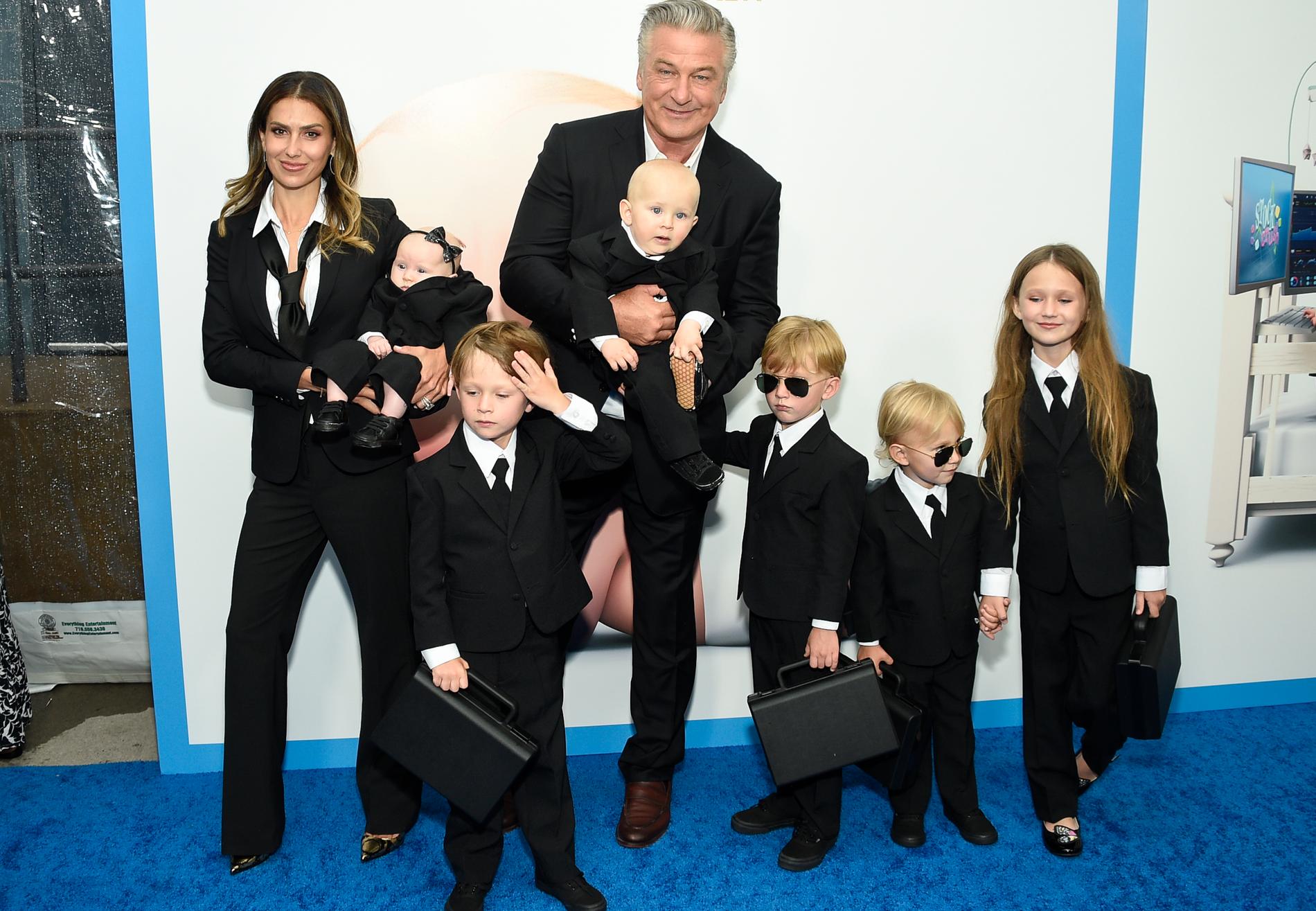 Hilaria och Alec Baldwin med sina barn på premiär i juni 2021.