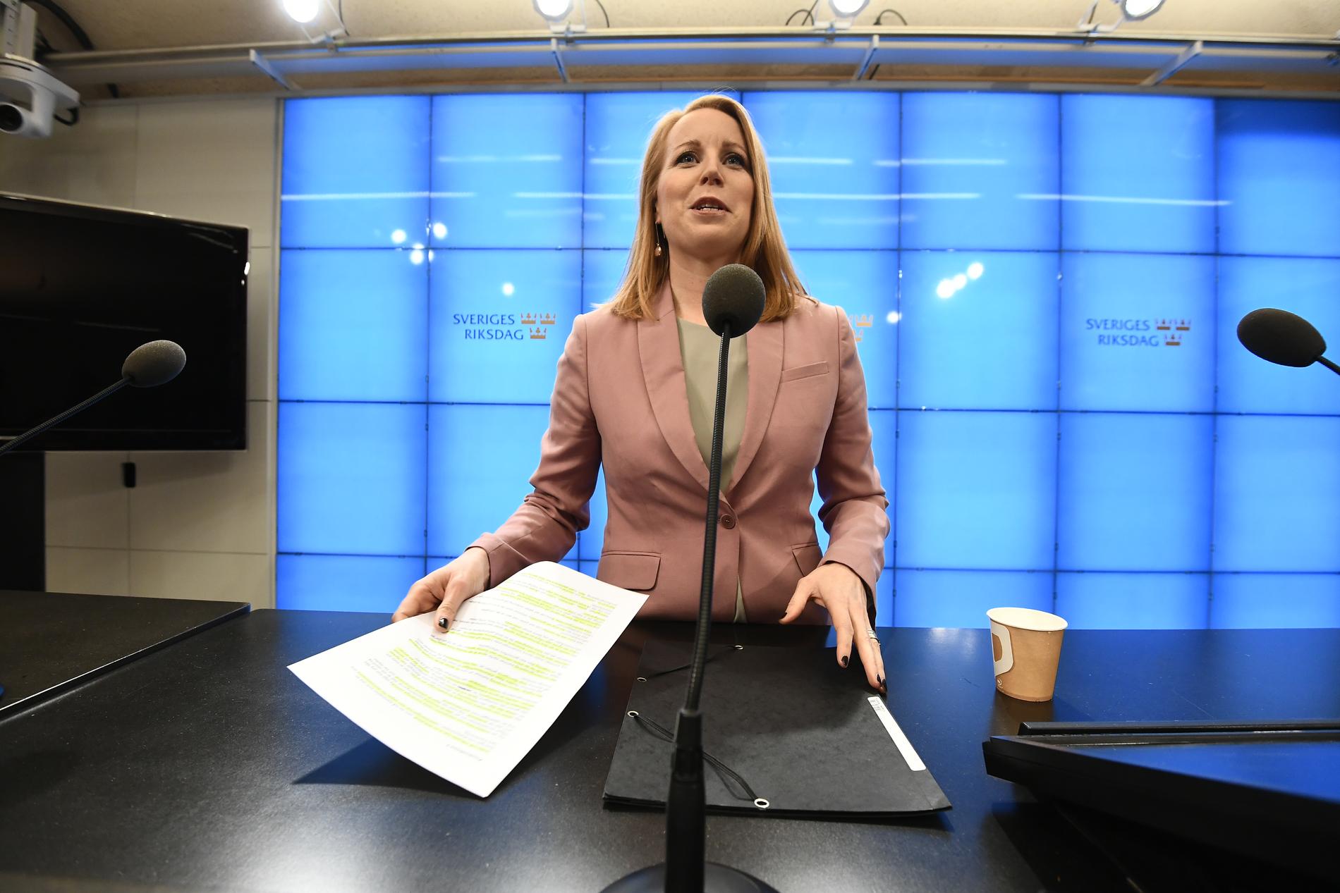 Annie Lööf (C) får talmannens uppdrag att sondera förutsättningarna för en ny regering.