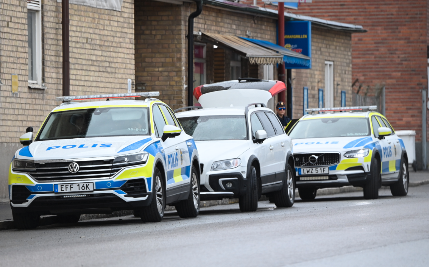 En större polisinsats är på plats vid lokalen i Bromma i västra Stockholm.