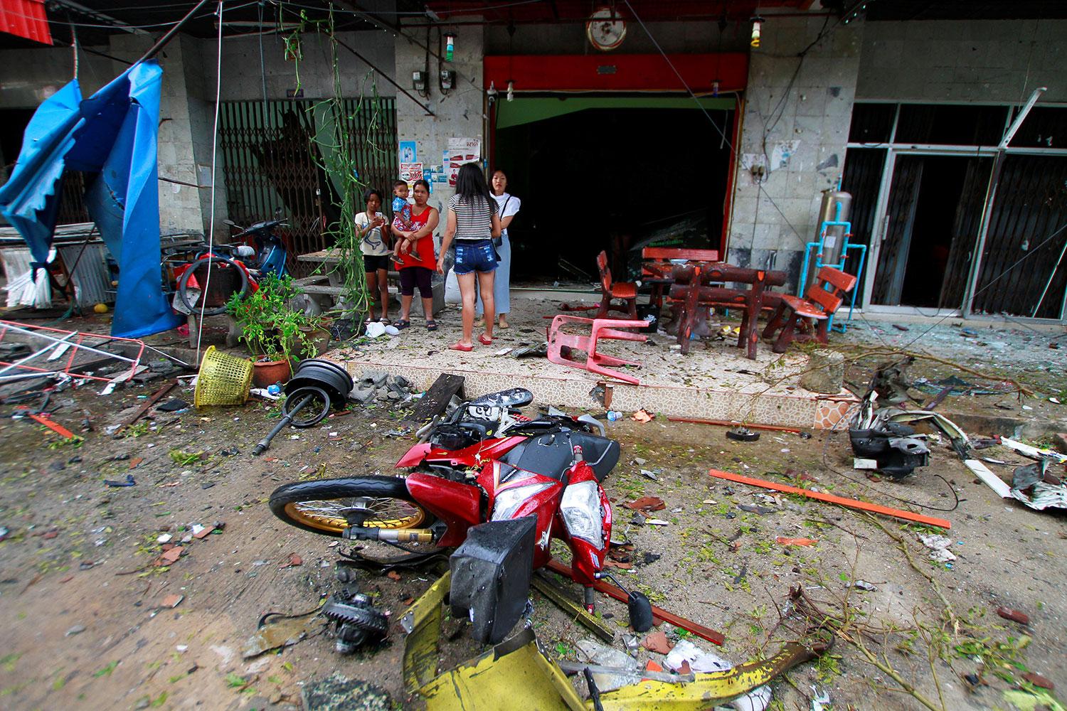Explosionerna inträffade sent på tisdagskvällen lokal tid i provinsen Pattani.