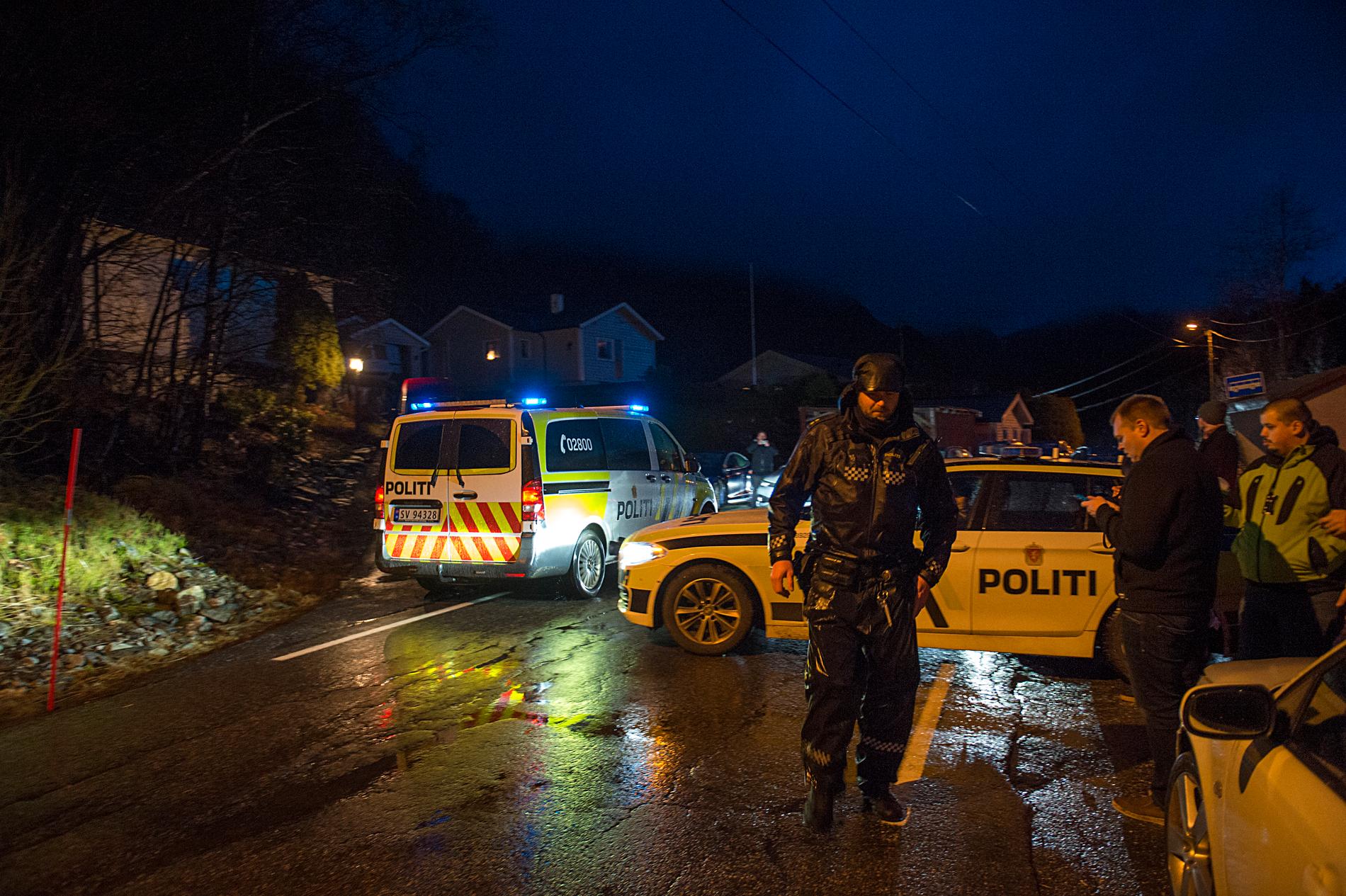 Polis har spärrat av området där en kvinna hittats död i Bergen.