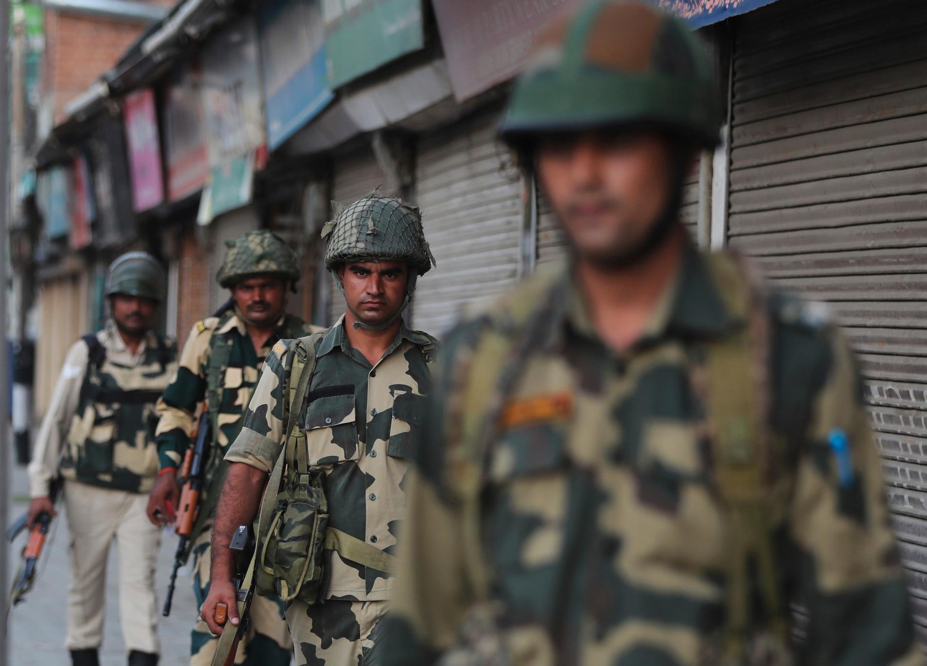 Indiska soldater patrullerar i Kashmirs största stad Srinagar. Arkivbild.