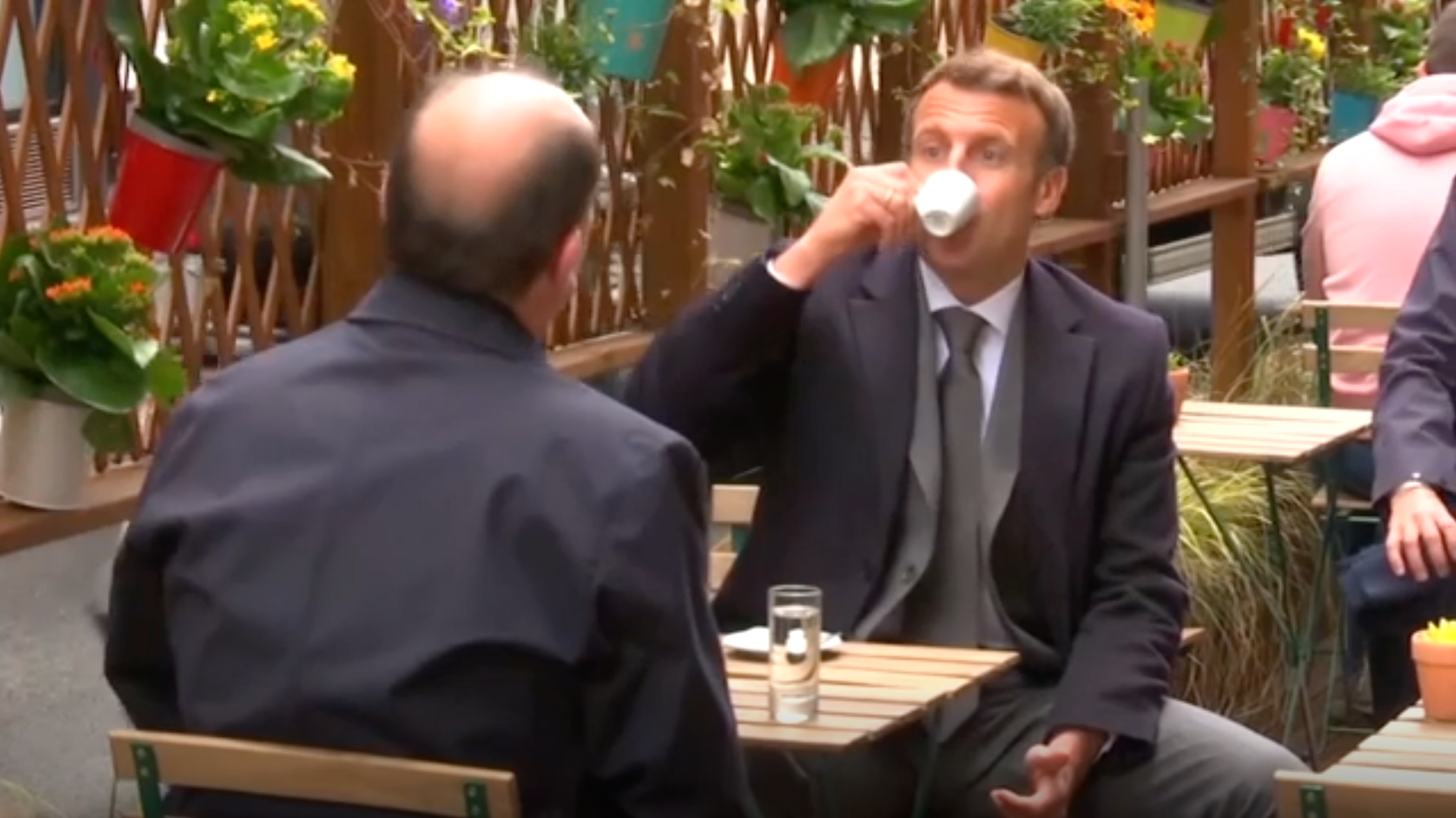 Frankrikes president, Emmanuel Macron, tog en kaffe med premiärministern under förmiddagen.