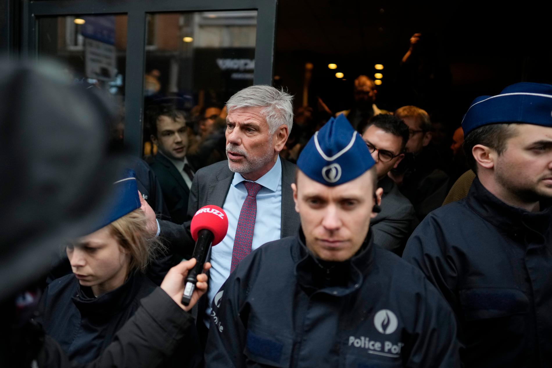 Belgiske högerextrema politikern Filip Dewinter talar med journalister efter att polisen stängt mötet.