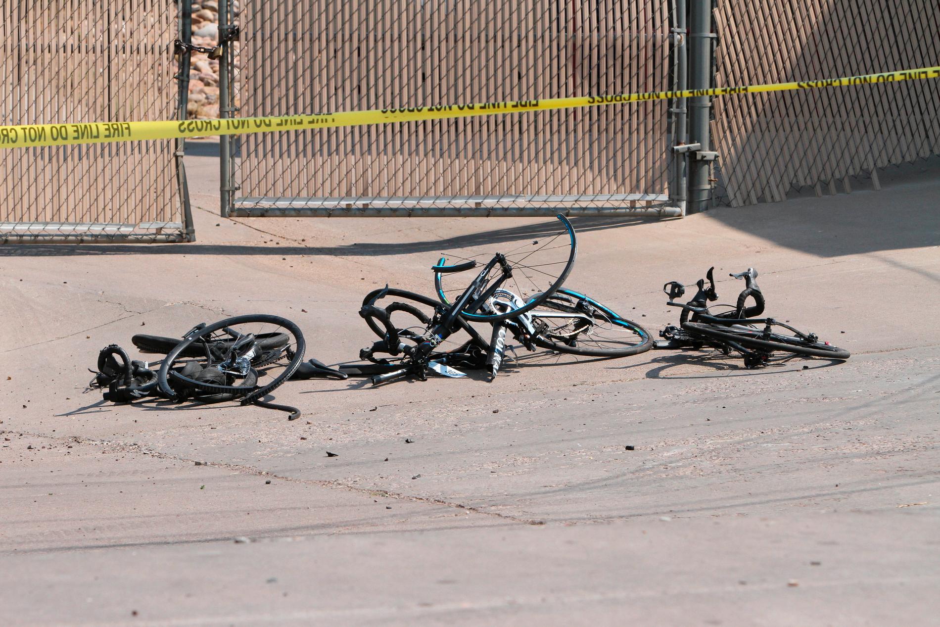 Förstörda cyklar i Show Low i Arizona, sedan en pickupförare kört på flera cyklister.