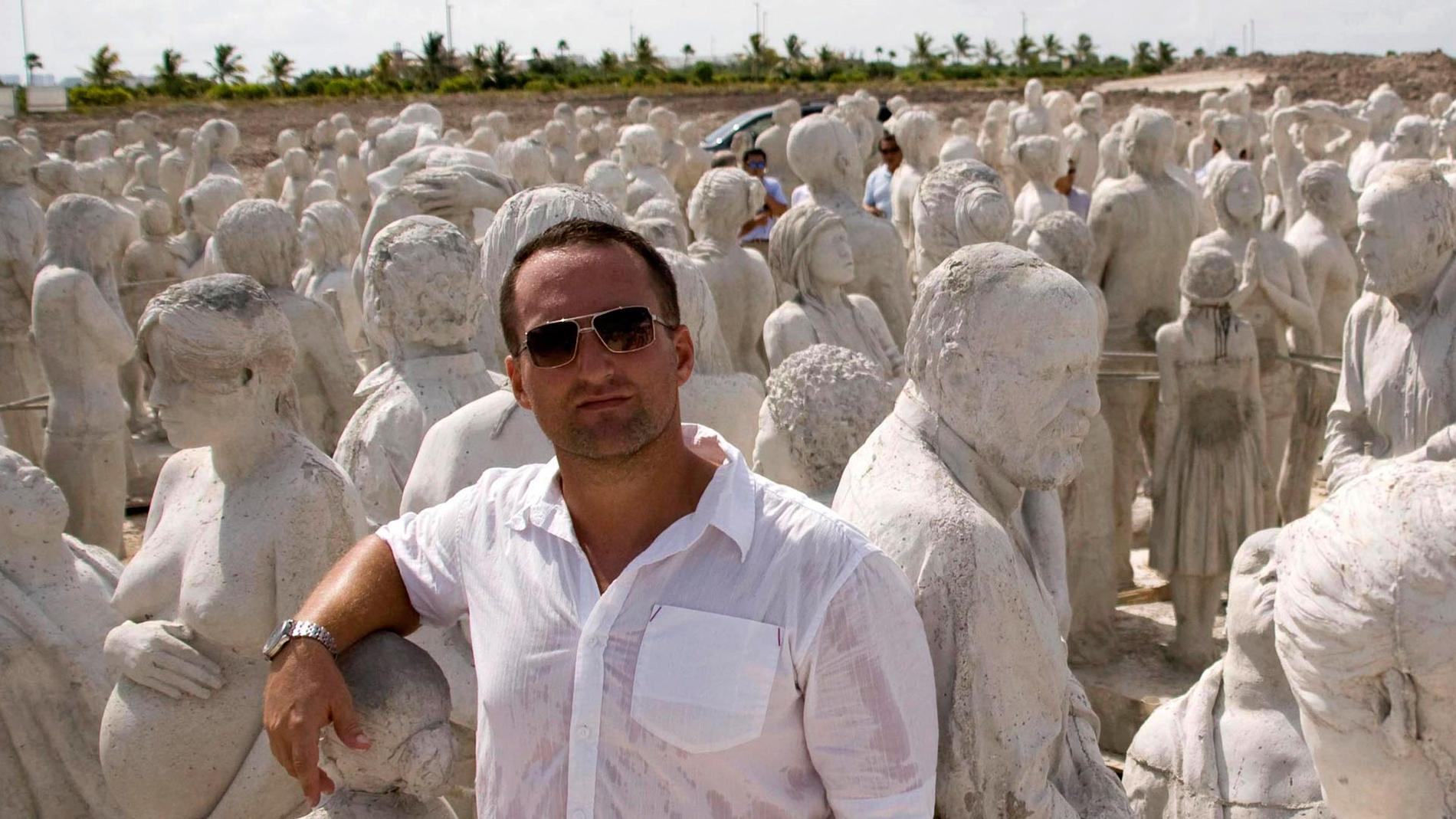 Jason de Caires Taylos omgiven av sina 400 skulpturer, innan de sänktes ner i Karibiska havet.