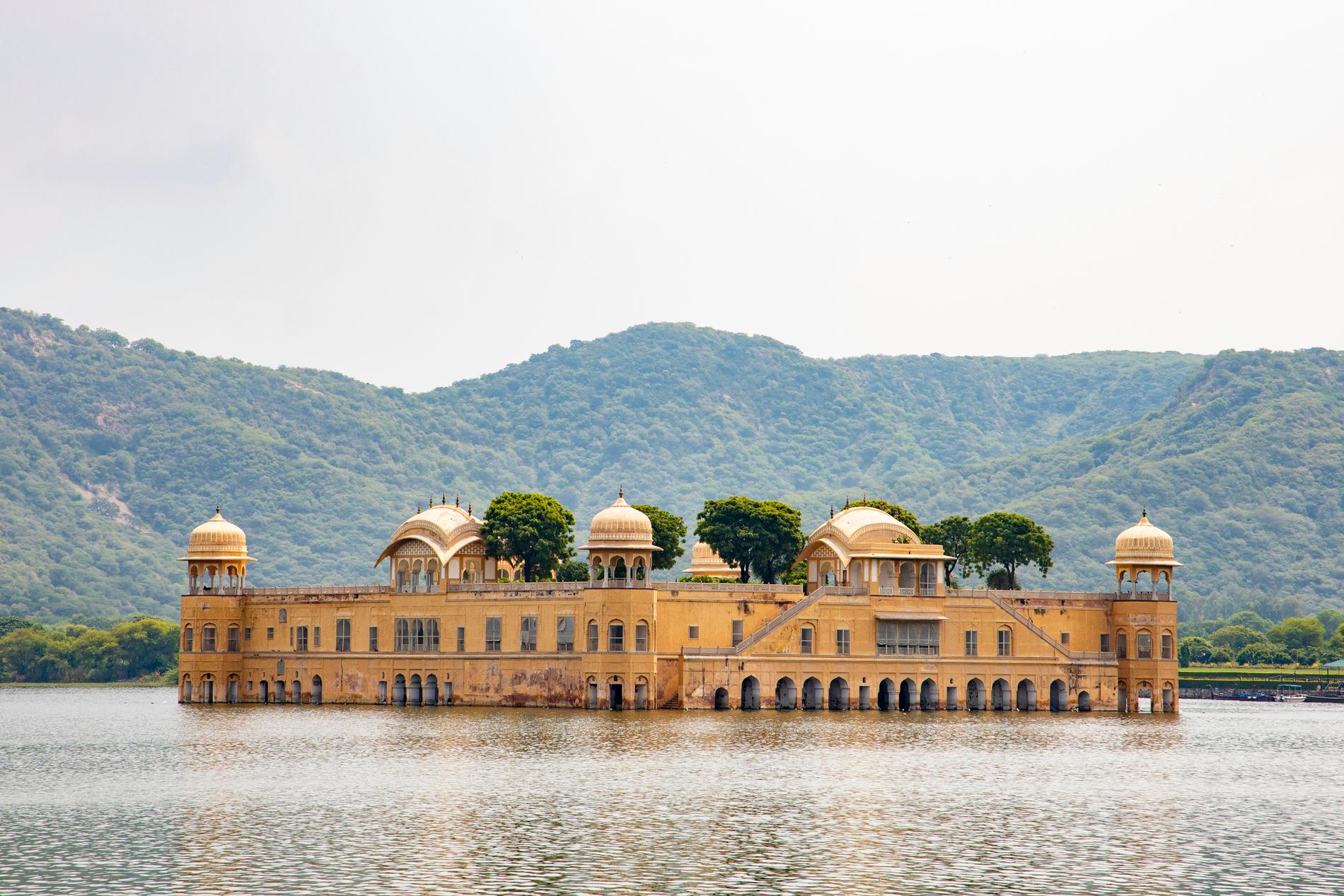 I Jaipur ligger Jal Mahal, vattenpalatset.