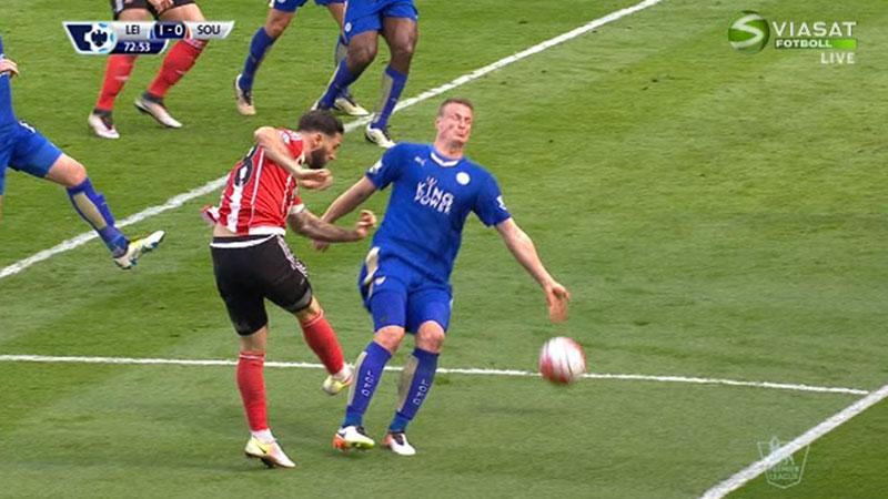 I den andra halvleken klarade sig Leicester från straff igen när Robert Huth fick bollen på handen.