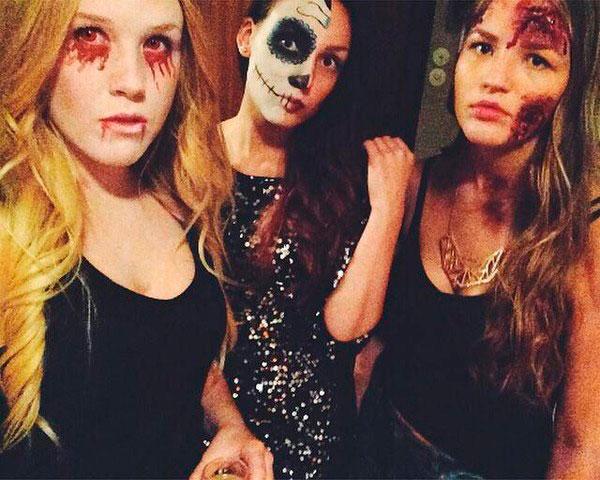 Linnea på Halloween tillsammans med kompisarna Julia Forslund och Emelie Berglund.