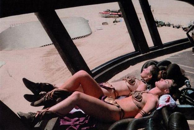 Soldbad Paus under inspelningen av Jedins återkomst. Prinsessan Leia (Carrie Fisher) och hennes body double bättrar på brännan.