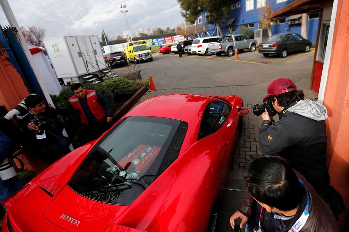 Så sent som igår hade Chile-stjärnan visat upp sin bil inne på landslagets träningsanläggning i Santiago. Foto: Reuters