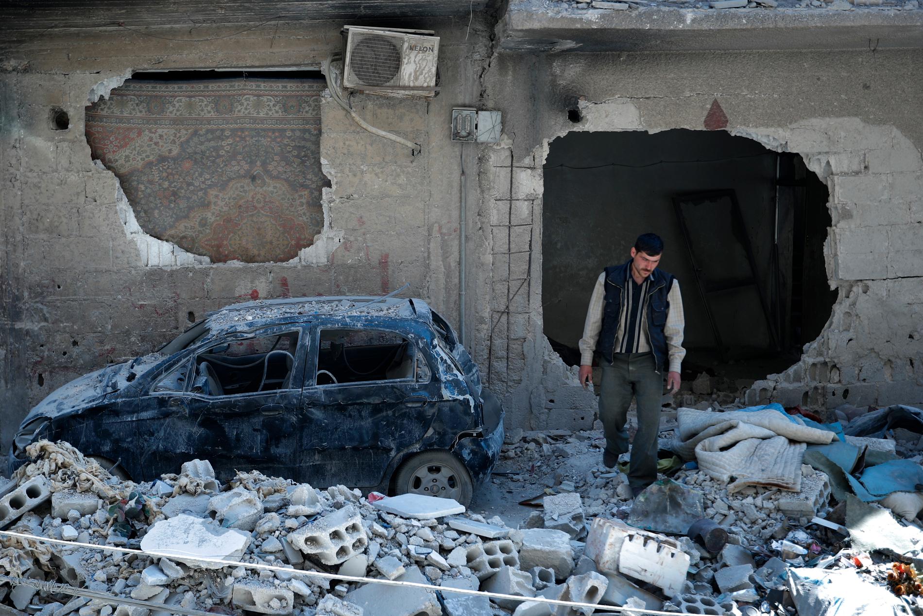 En man i ruinerna efter en misstänkt kemvapenattack utanför Damaskus i april i år. Arkivbild.