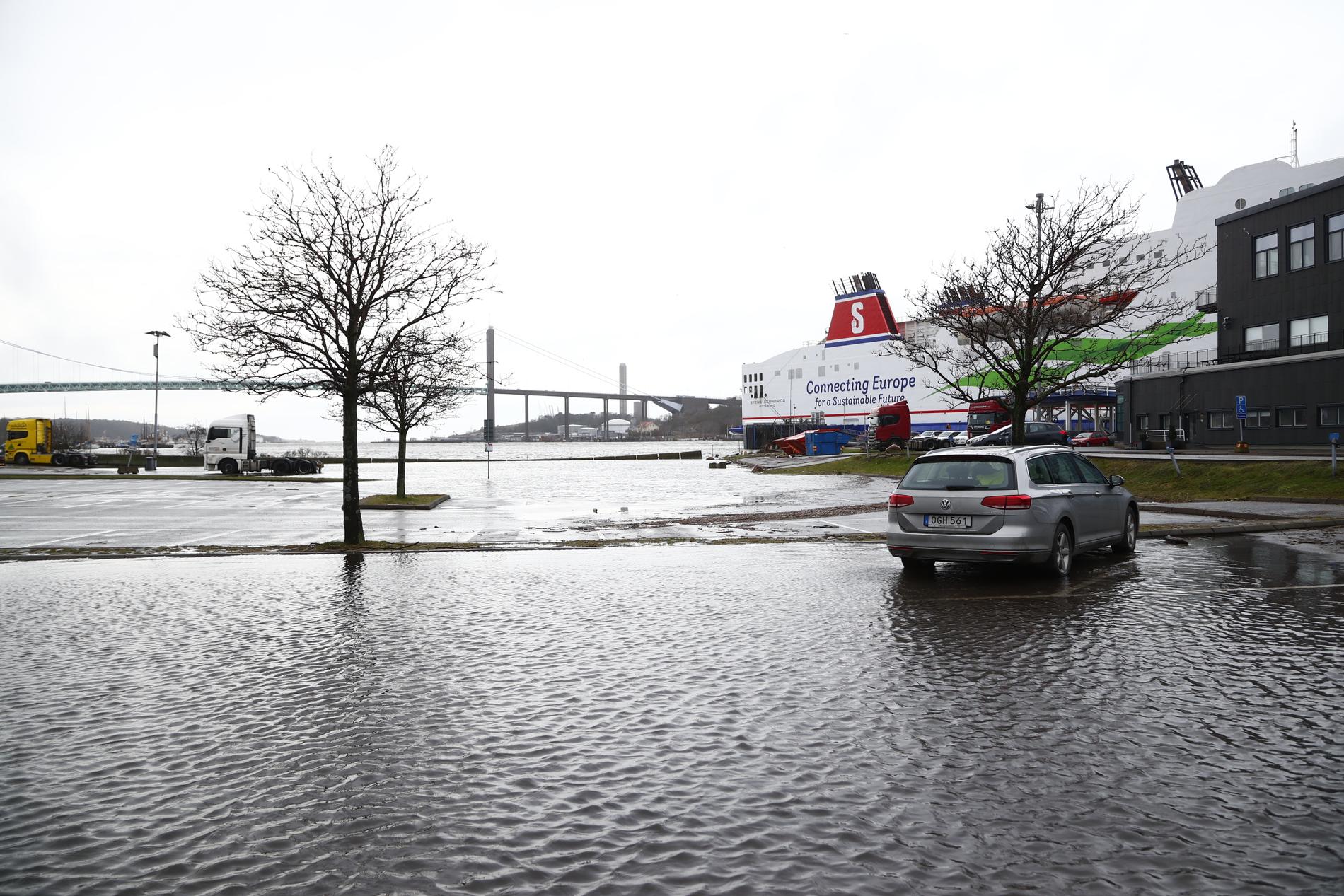 Göteborg. Vinden medför även att vattenståndet stiger längs kusterna, och klass 1-varningar för högt vattenstånd har utfärdats.