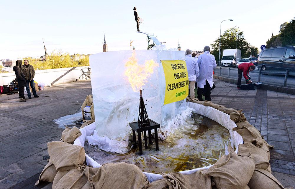 För lite görs åt krisen. Greenpeace demonstrerade utanför FN:s klimatpanels möte i Stockholm 2013, arkivbild.