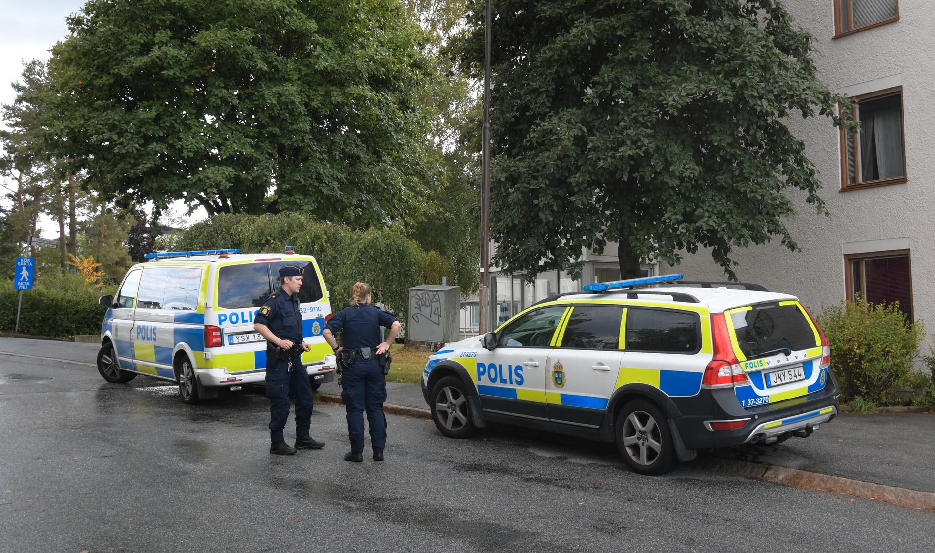 Polisen är just nu på plats i Skogås i Huddinge kommun och utreder ett grovt rån.