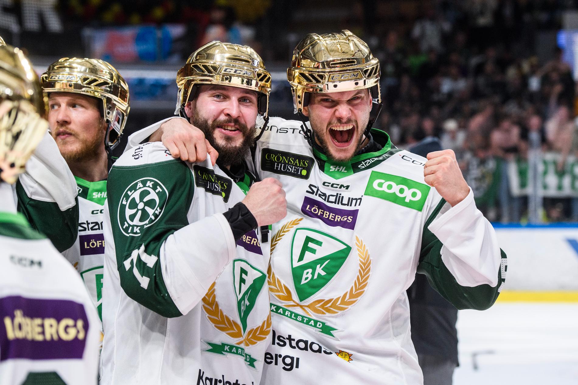 Theodor Lennström (till höger) firar efter SM-guldet i våras. 