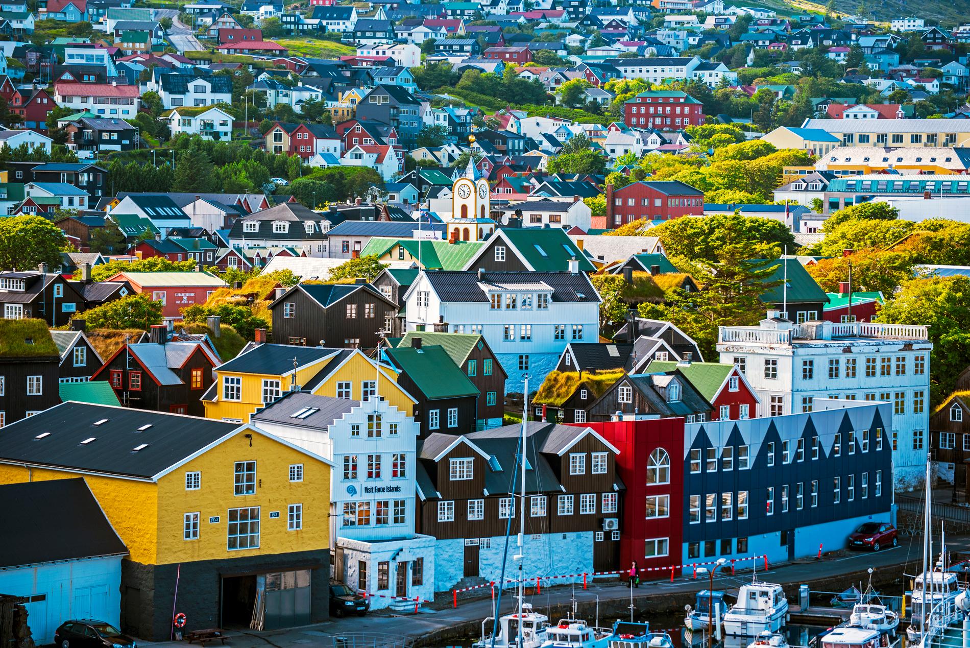 Många av husen i Tórshavn har tak täckta av gräs. 