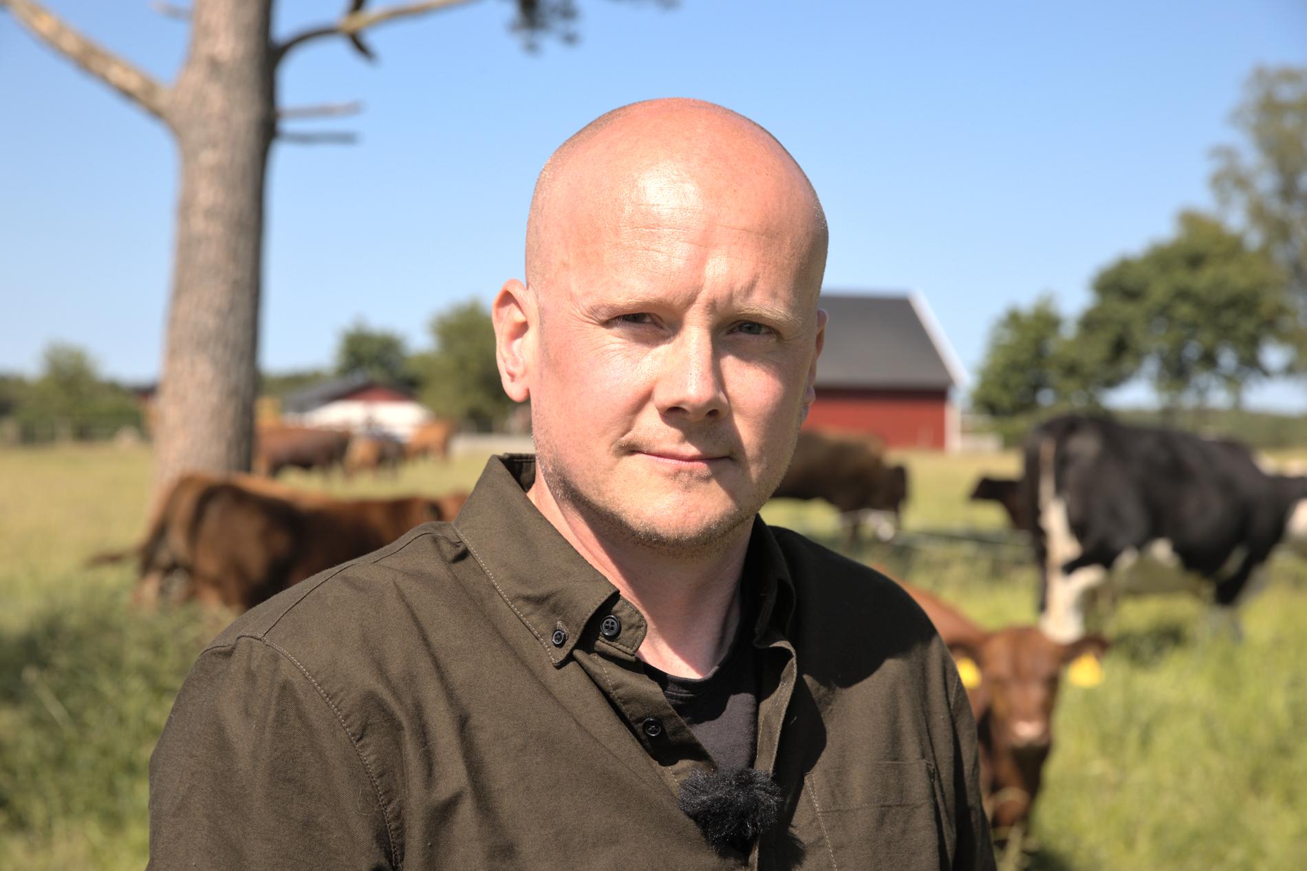 Lantbrukaren Henrik Gudmundsson på gården utanför Ängelholm.