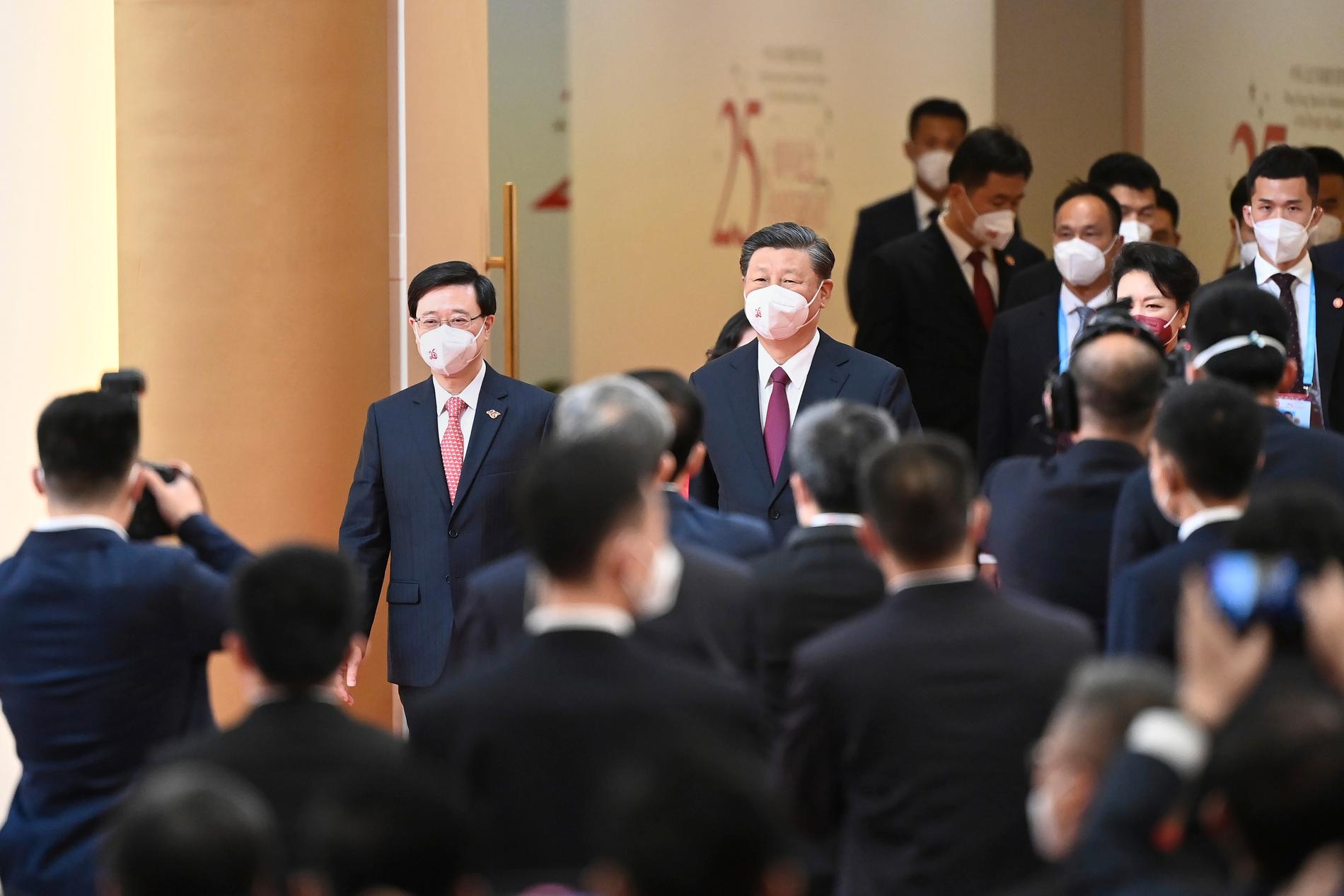 Kinas president Xi Jinping anländer till ceremonin tillsammans med Hongkongs nye ledare John Lee (till vänster).