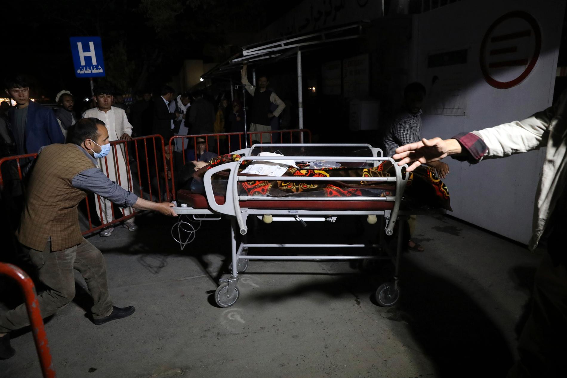 En skadad skolelev förs till sjukhus efter lördagens dödliga bombattack mot en flickskola i Afghanistans huvudstad Kabul.