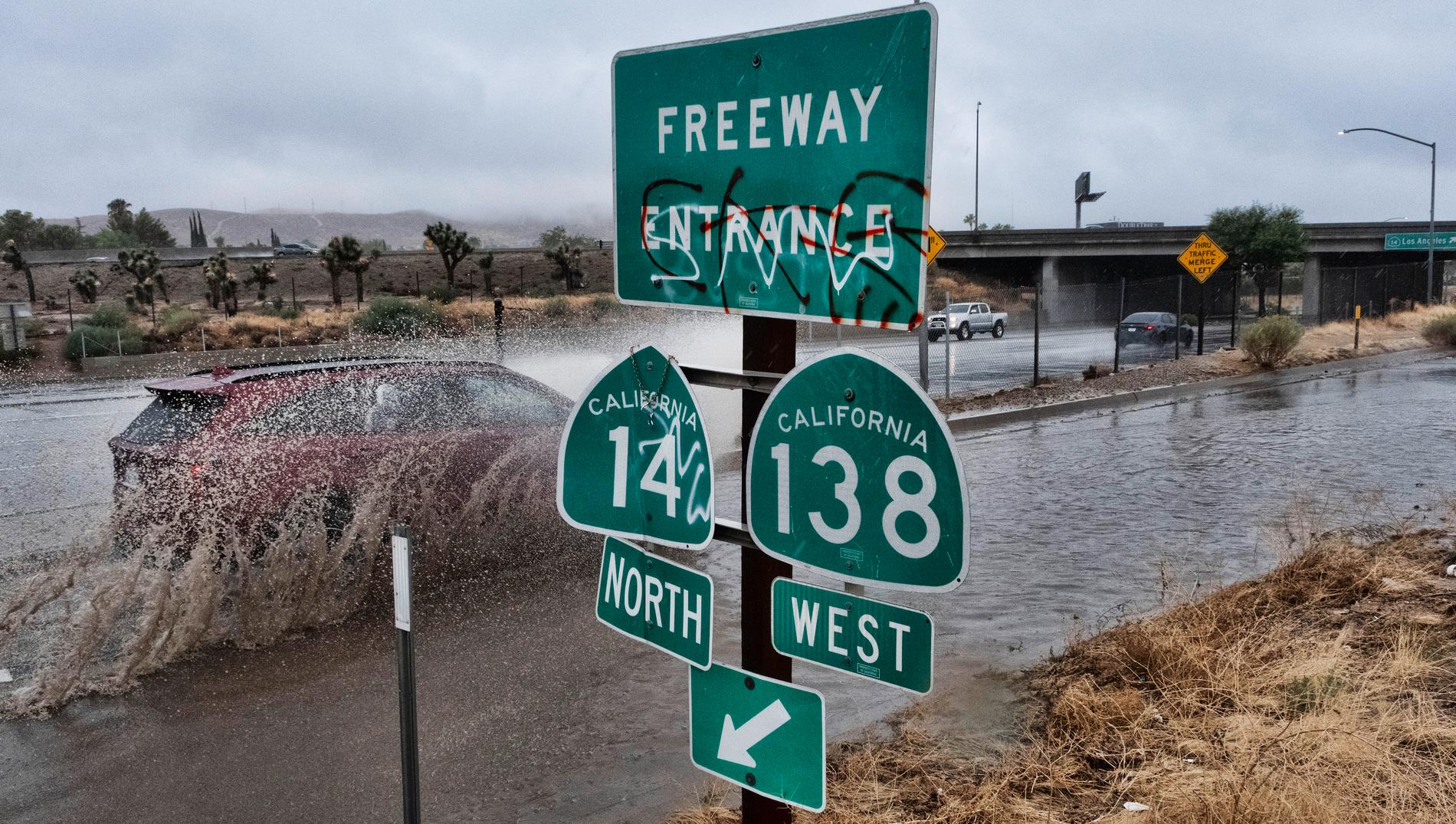 Flera vägar är redan översvämmade efter att den tropiska stormen Hilary nått USA.
