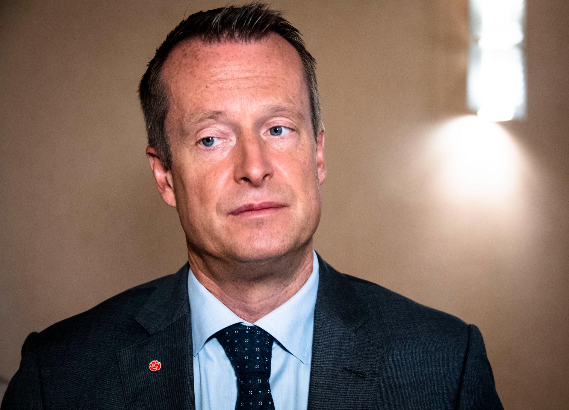 Anders Ygeman (S) får kritik från Tobias Billström (M) för sin twitteruppmaning till norska statsministern Erna Solberg.