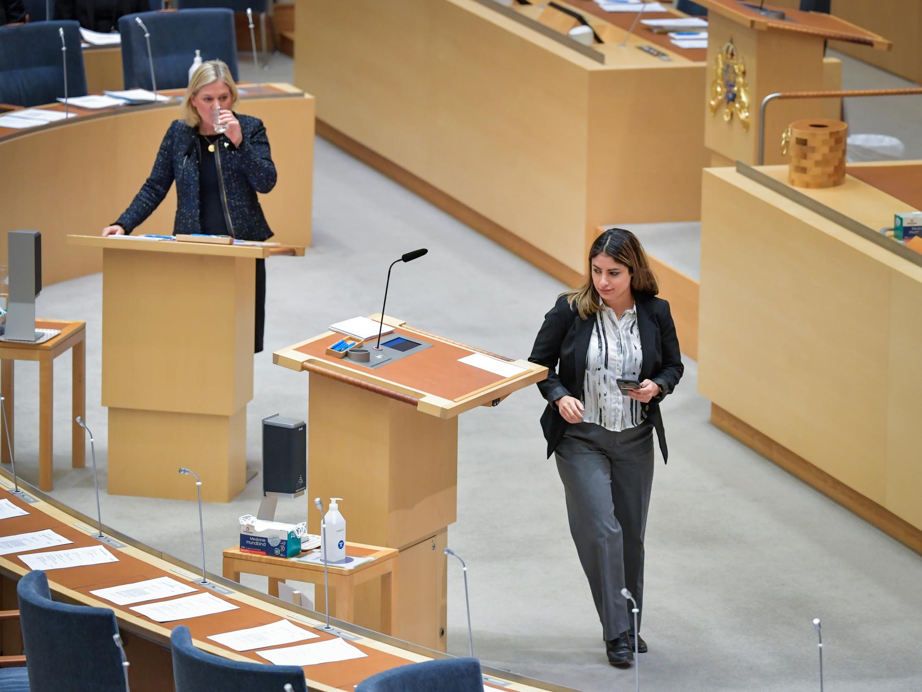Vänsterpartiets partiledare Nooshi Dadgostar och statsminister Magdalena Andersson (S) under statsministerns frågestund i riksdagen, december 2021.