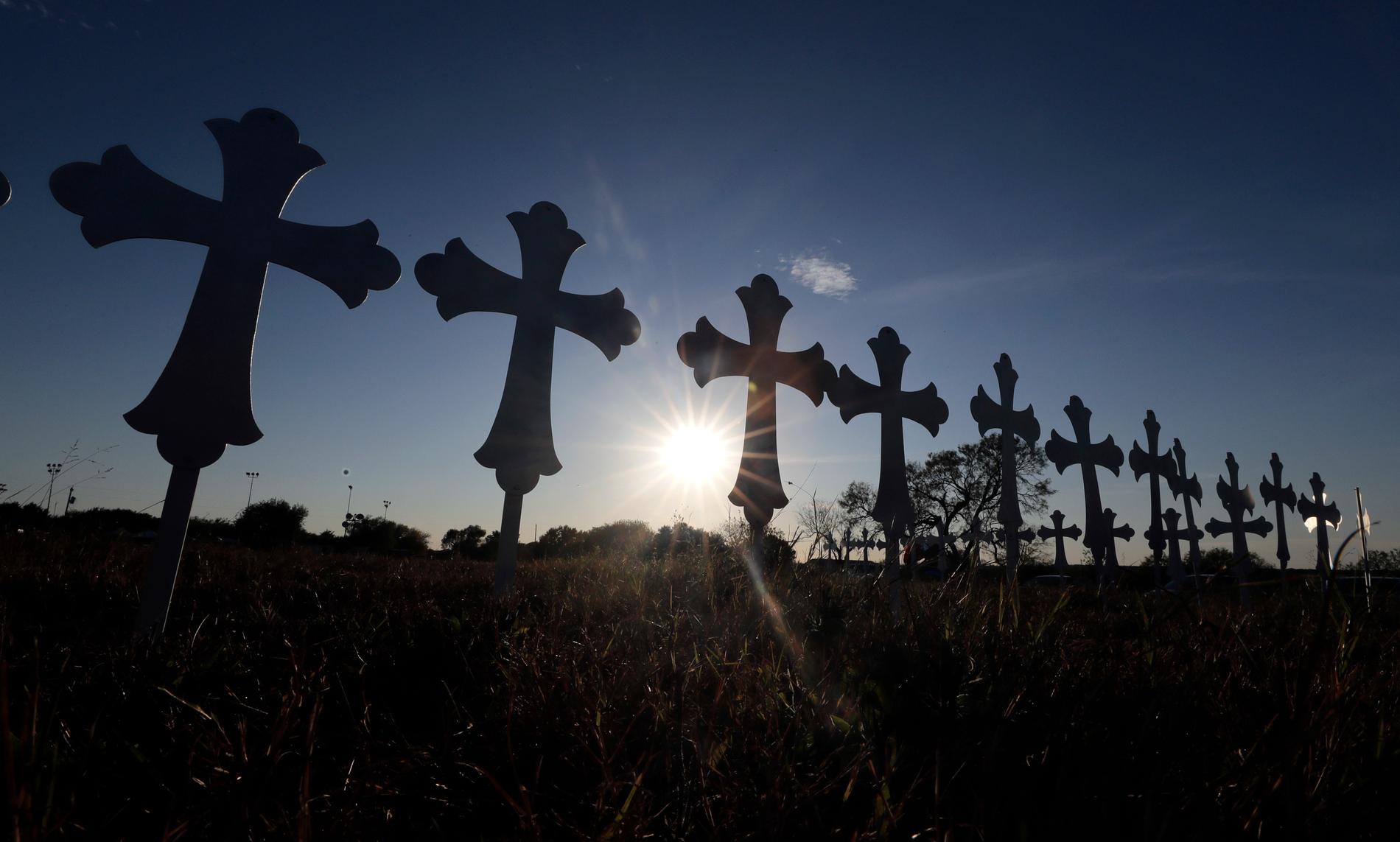 Kors uppsatta på ett fält för att hedra minnet av dödsoffren i Texas. Arkivbild.