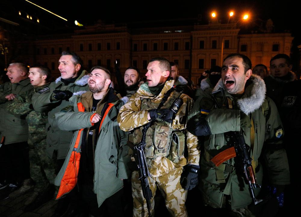 Svensken ska ha rest ner till Ukraina för att strida tillsammans med den frivilliga bataljonen Azov, som bekämpar pro-ryska separatister.