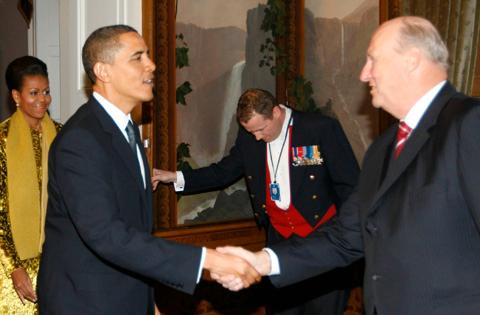 President Obama hälsar på Kung Harald.
