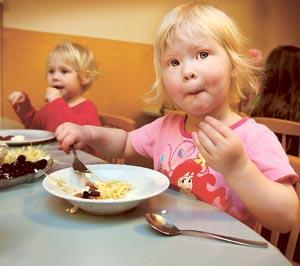 På förskolan Talgoxen äter barnen mycket råkost. Ella, snart 2 (till höger) och Estelle, 2, äter mycket bönor, linser, vitkål, och groddar när ett stort fat med detta ställs fram på bordet före maten.