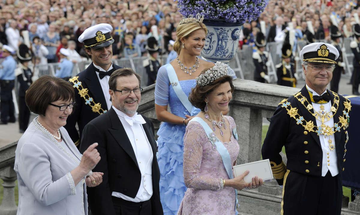 Familjen samlad Kungafamiljen och Westlings tillsammans. Här syns Ewa Westling, prins Carl Philip, Olle Westling, prinsessan Madeleine, drottning Silvia och kung Carl XVI Gustaf.