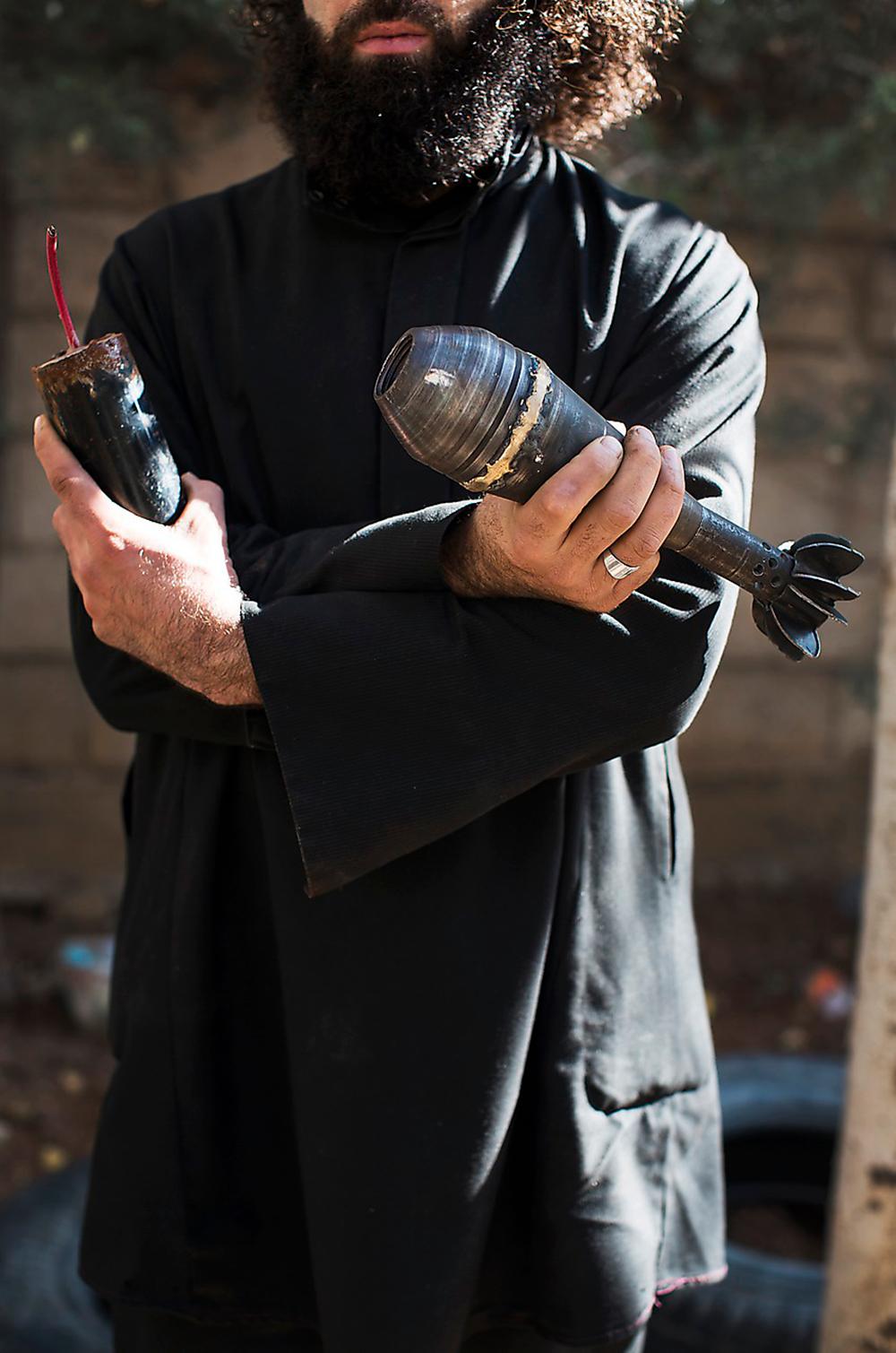 Förr var han bagare, nu bygger han bomber. Abu Dujana, 27, säger att han inte är rädd, även om flera av hans kollegor blivit skadade och till och med dött när de tillverkar vapen. ”Nu har jag gjort det här i nio månader. Det var andra experter från Jabhat Al-Nusra som lärde mig. När kriget är över så vill jag gärna fortsätta med båda mina yrken. Att tillverka vapen är lite samma sak som att baka. Man mixar ihop och lagar till. Det är väldigt kreativt.”