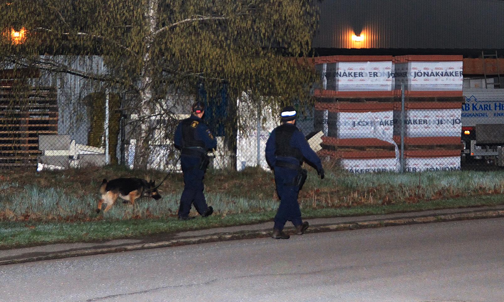 En man har skadats efter en skottlossning i Enköping.