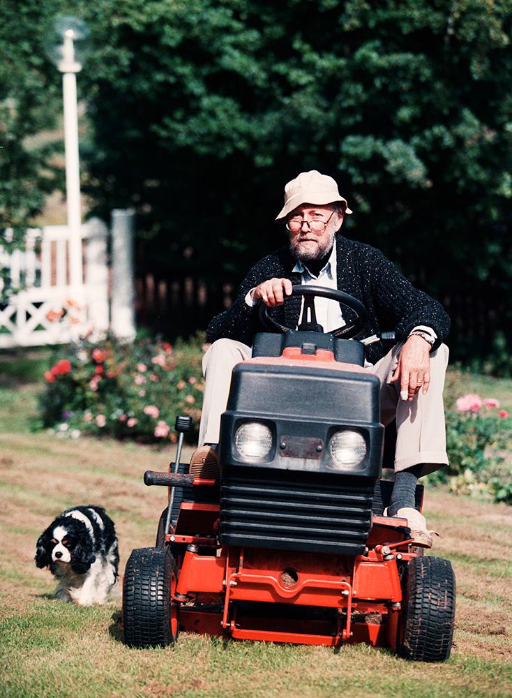 Lindgren klipper gräset 1999.