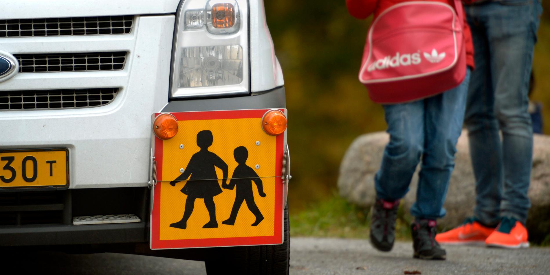 Skolelever i Huskvarna måste ibland vänta uppemot fyra timmar på skolbussen — när de ska åka hem. 