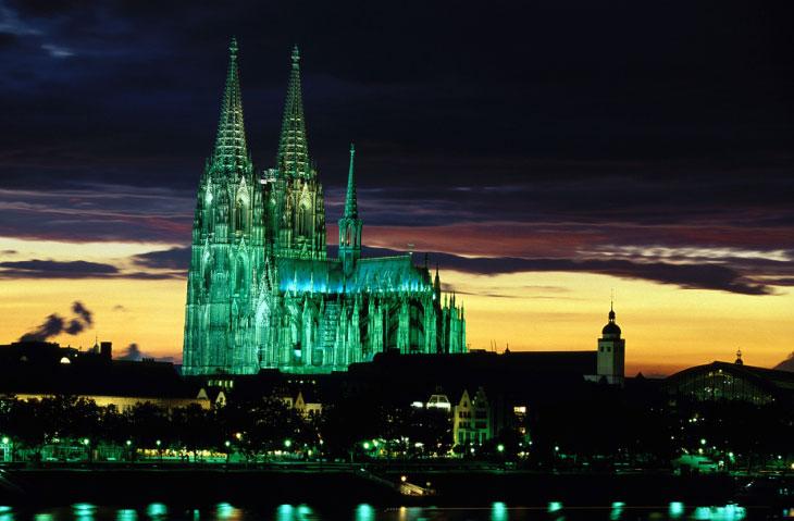 Tyskland Här Cologne katedralen. En av alla sevärdheter Tyskland har att erbjuda. Ladda ner resguide till Tyskland här