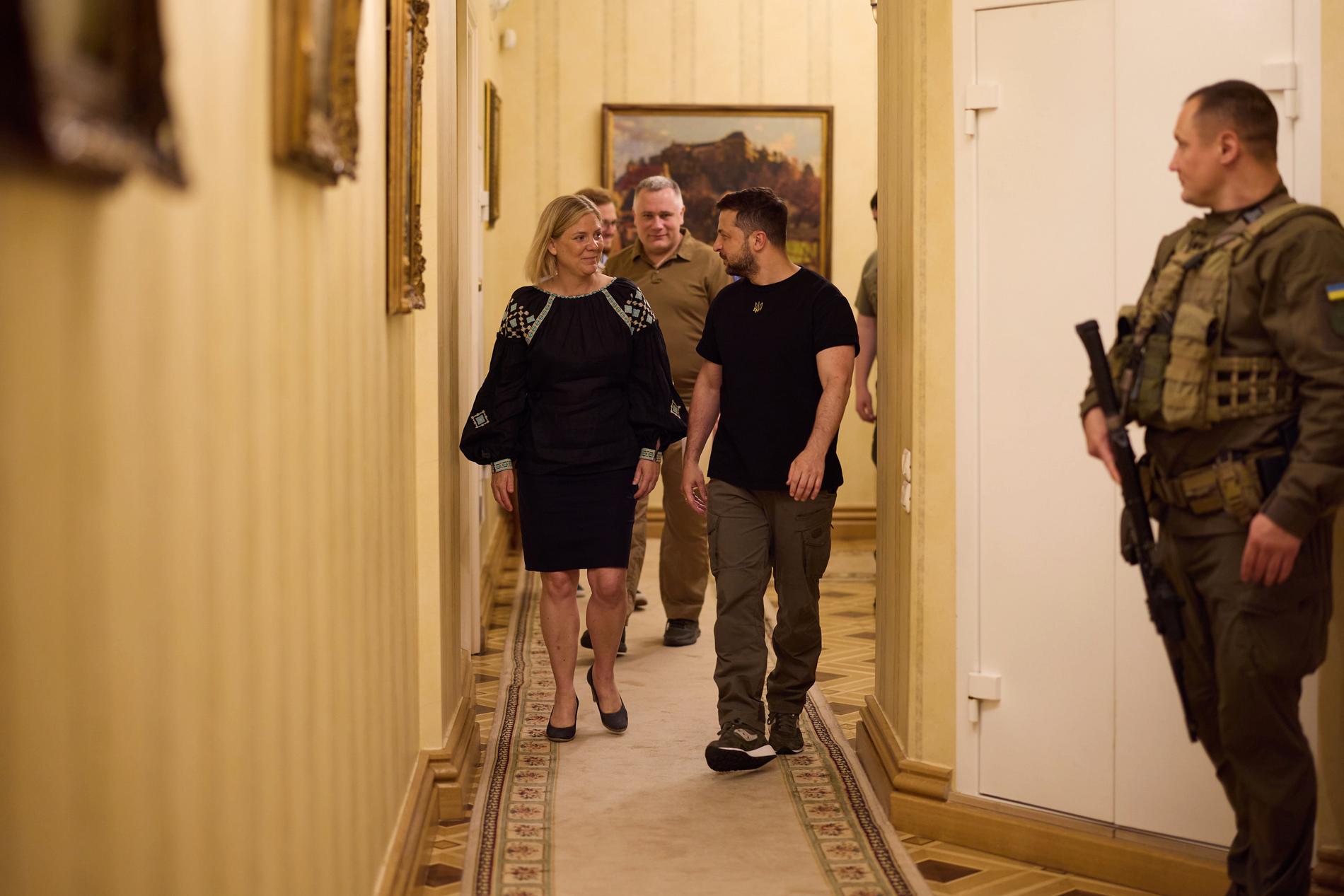Statsminister Magdalena Andersson besöker Ukrainas president Volodymyr Zelenskyj i presidentpalatset i Kiev.